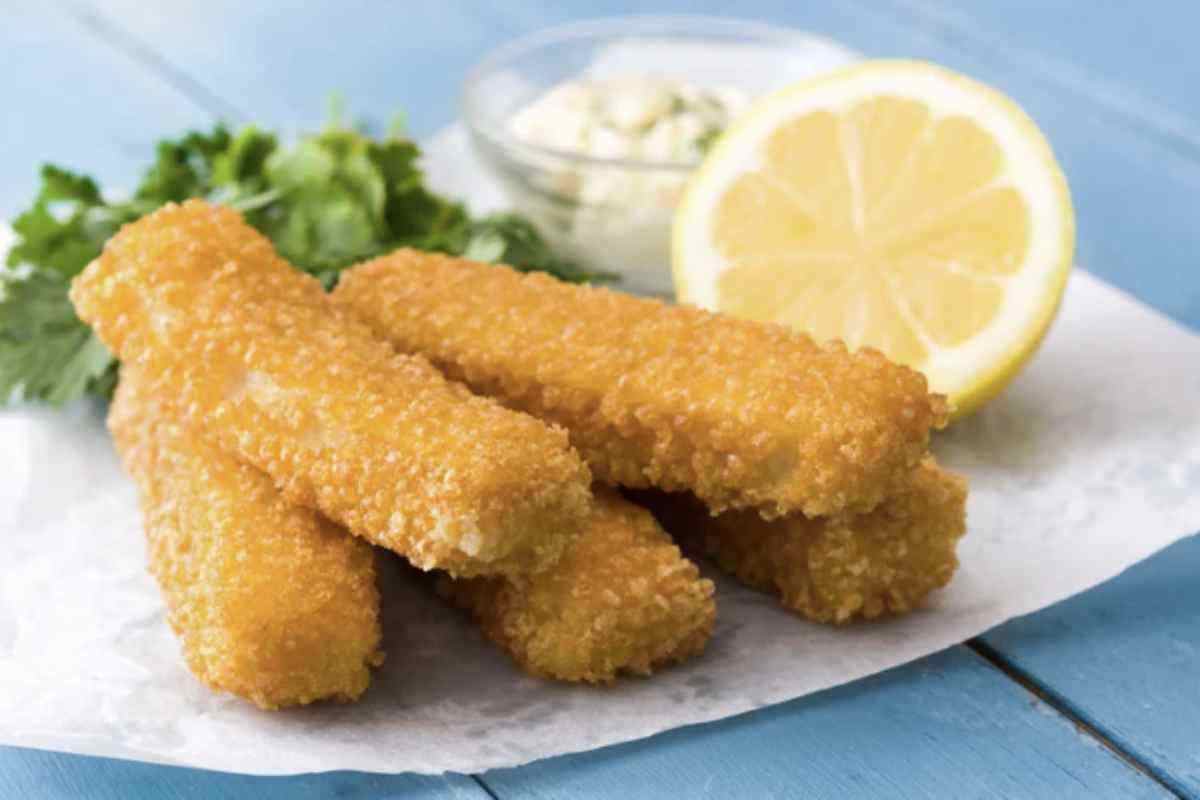 Le aziende del settore respingono però le accuse di pericolosità dei bastoncini di pesce. L’Istituto Italiano Alimenti Surgelati